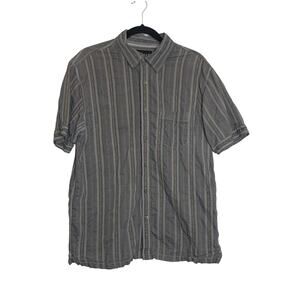 Detailed men gray pin stripes buttoned short sleeves shirt size Large